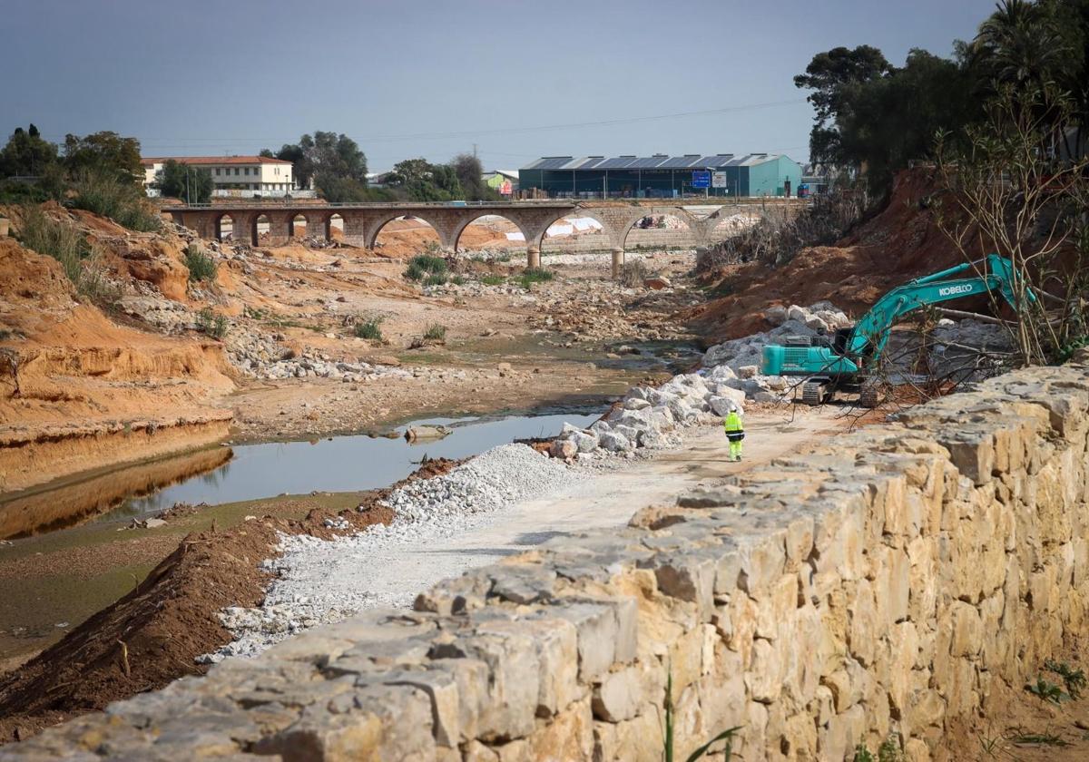 Obras en un barranco en el municipio de Torrent.
