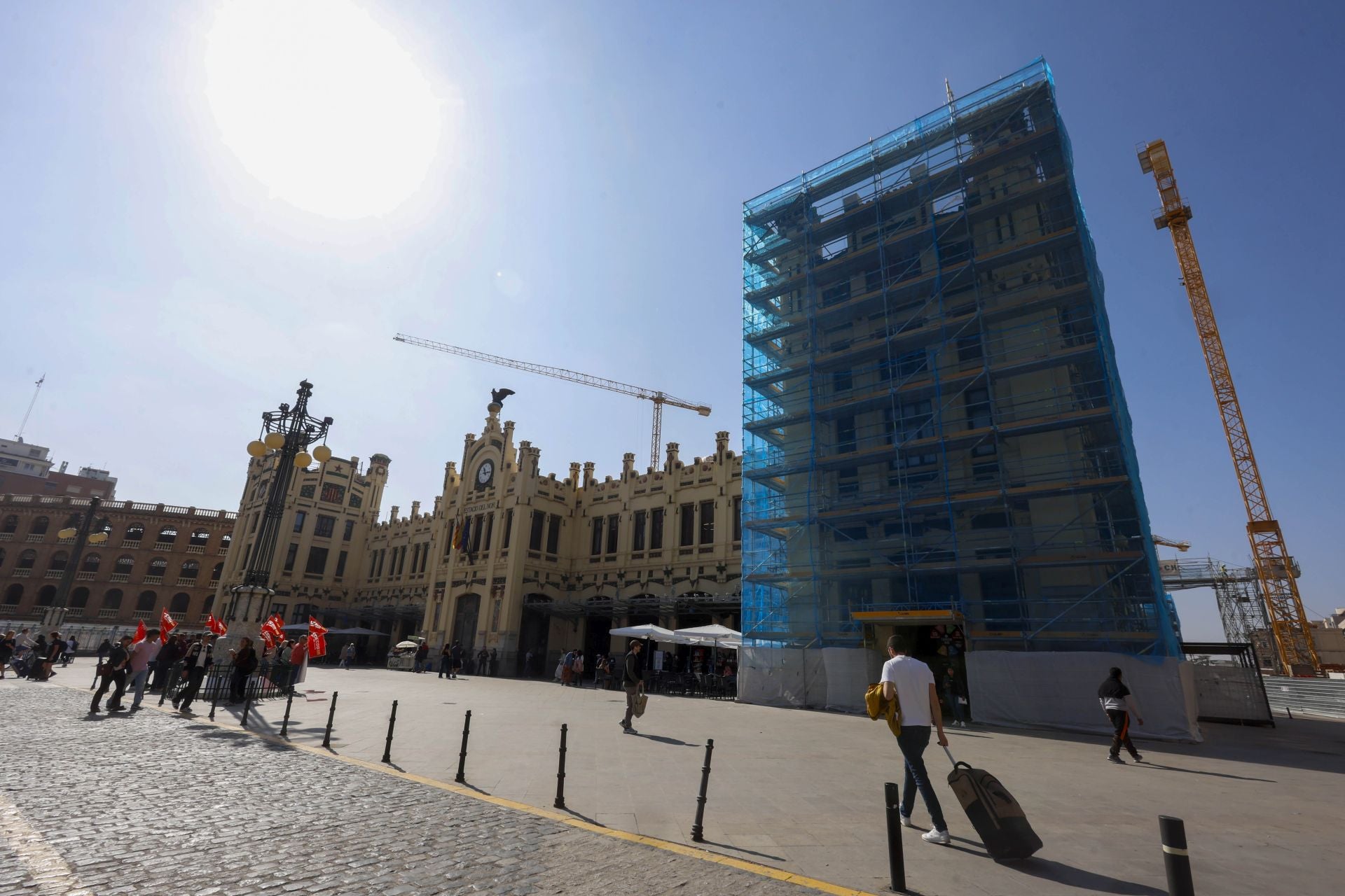 Los andamios llegan a una de las torres de la Estación del Norte de Valencia