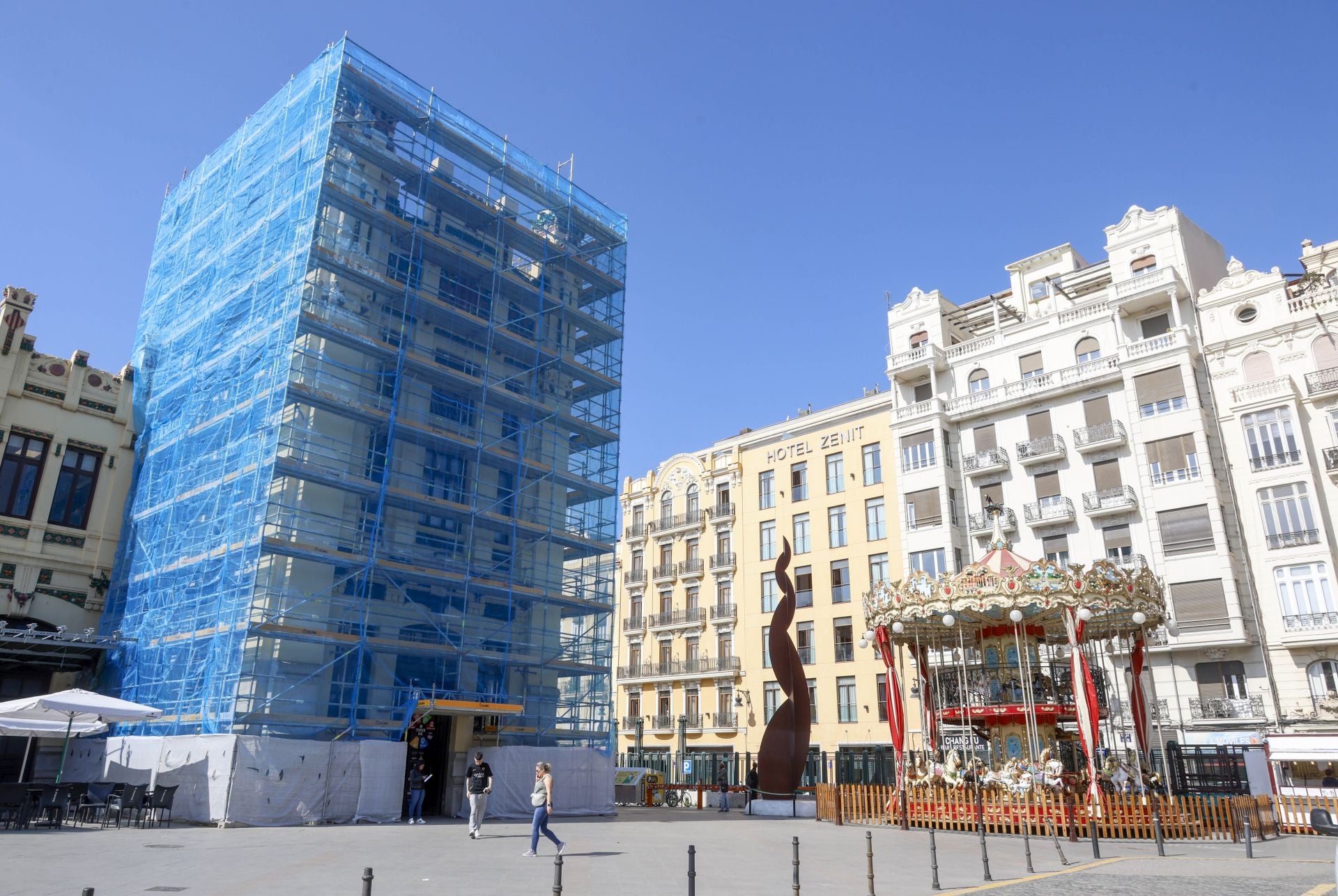 Los andamios llegan a una de las torres de la Estación del Norte de Valencia