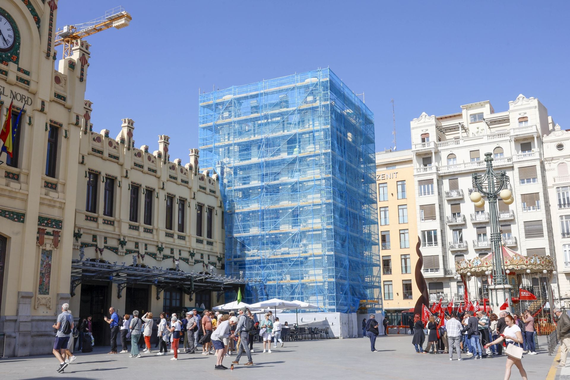 Los andamios llegan a una de las torres de la Estación del Norte de Valencia