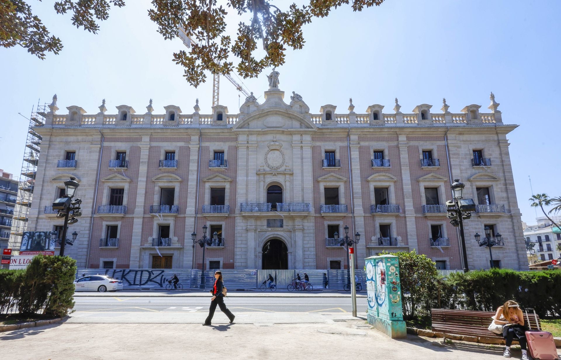 El exterior del Palacio de Justicia de Valencia ya luce espléndido