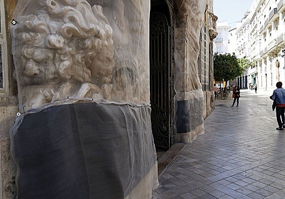 Fachada del Palacio del Marqués de Dos Aguas cubierta por una red.
