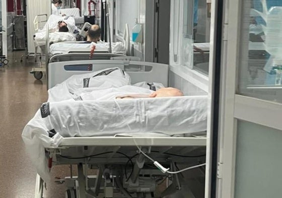 Pacientes en un pasillo del hospital.