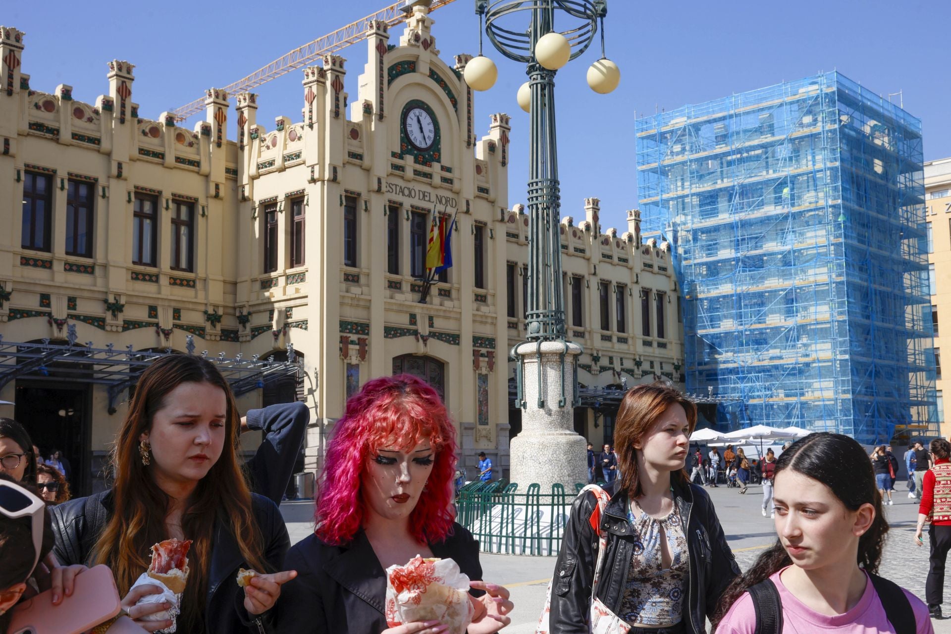 Los andamios llegan a una de las torres de la Estación del Norte de Valencia
