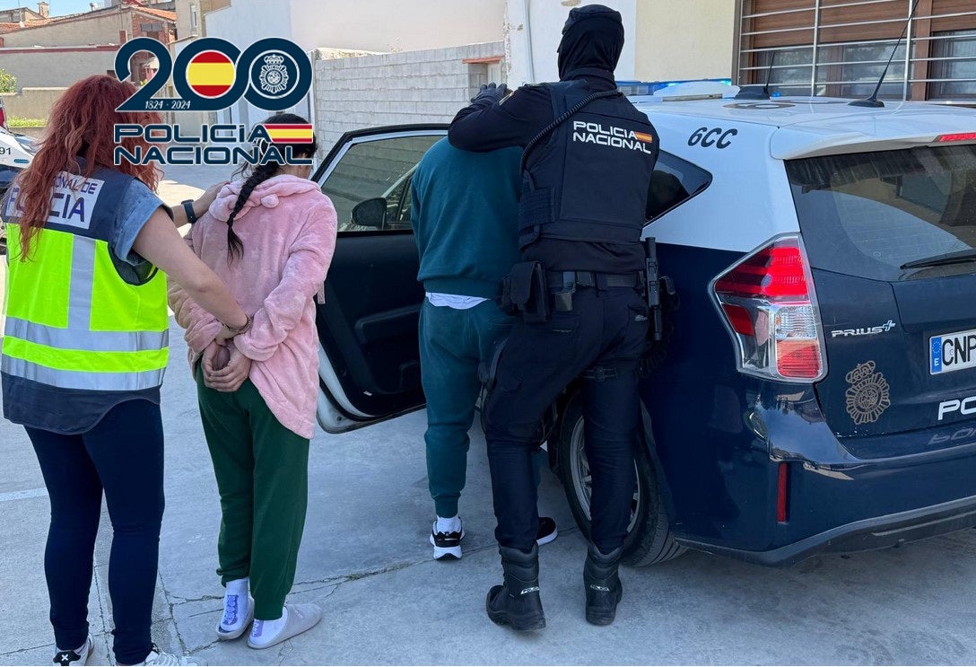 Los dos fugitos tras su detención por parte de la Policía Nacional.