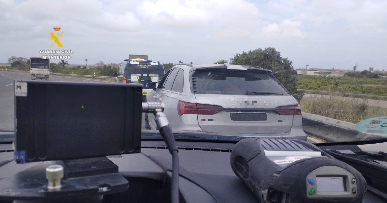 Vehículo investigado por la Guardia Civil.