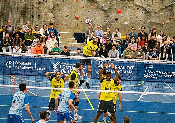 Maxi Scarpin desde el saque.