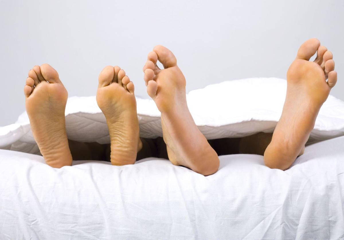 ¿Por qué sacamos la pierna por encima de la sábana al dormir? Una farmacéutica responde