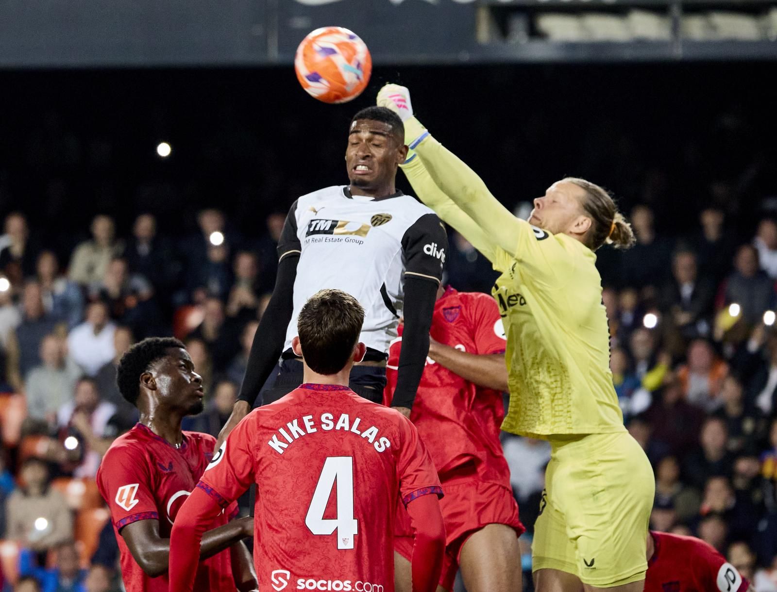 FOTOS | El Valencia tumba a su bestia negra