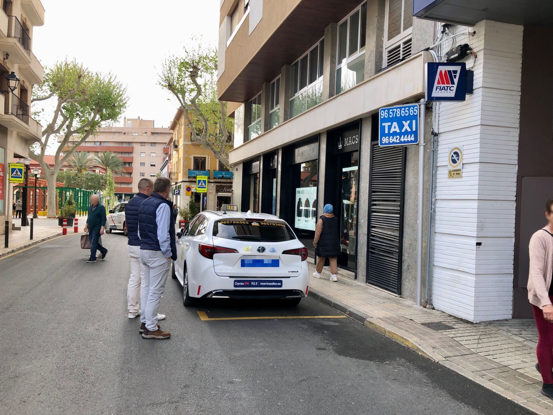 La parada de taxis donde reivindican que se coloque una cámara.