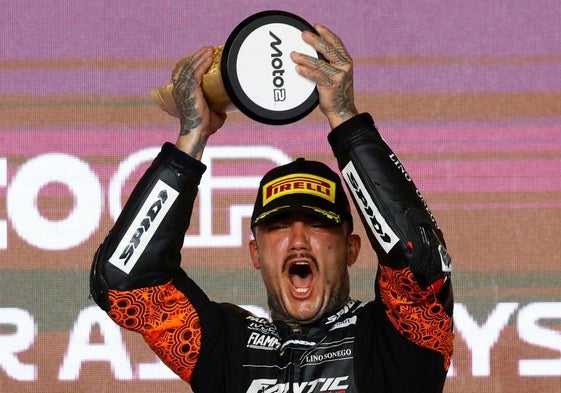 Arón Canet, tras ganar la carrera de Moto2 en Catar.