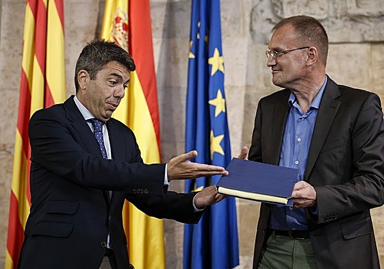 Carlos Mazón entrega el informe de autorización ambiental integrada a Andreas Rottmann.