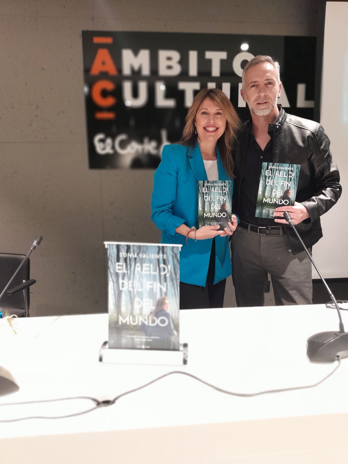 Sonia Valiente y Javier Alandes en el ámbito cultural de El Corte Inglés.