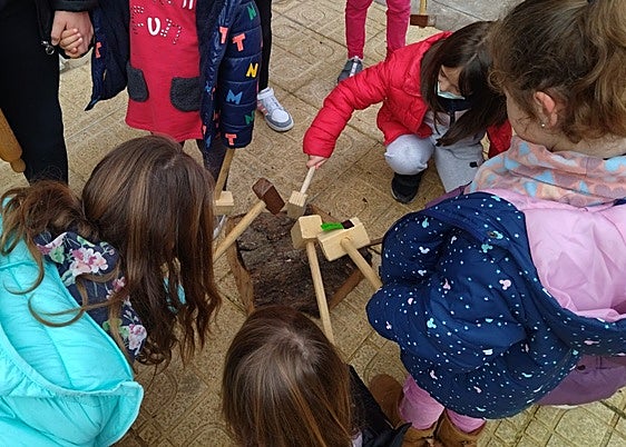 La chiquillería golpea con sus mazas en La Salpassa.