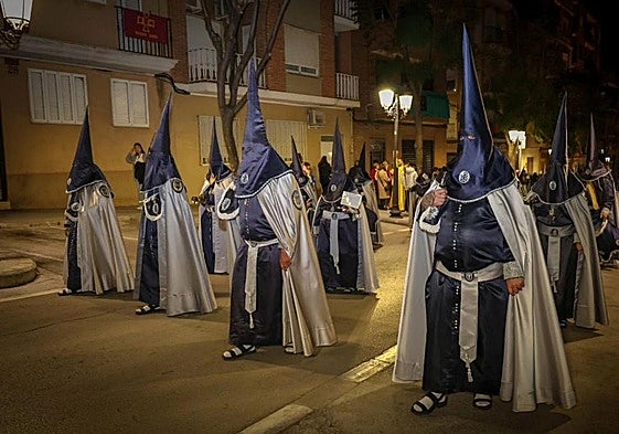 Imagen del paso de una de las cofradías en la procesión del lunes.