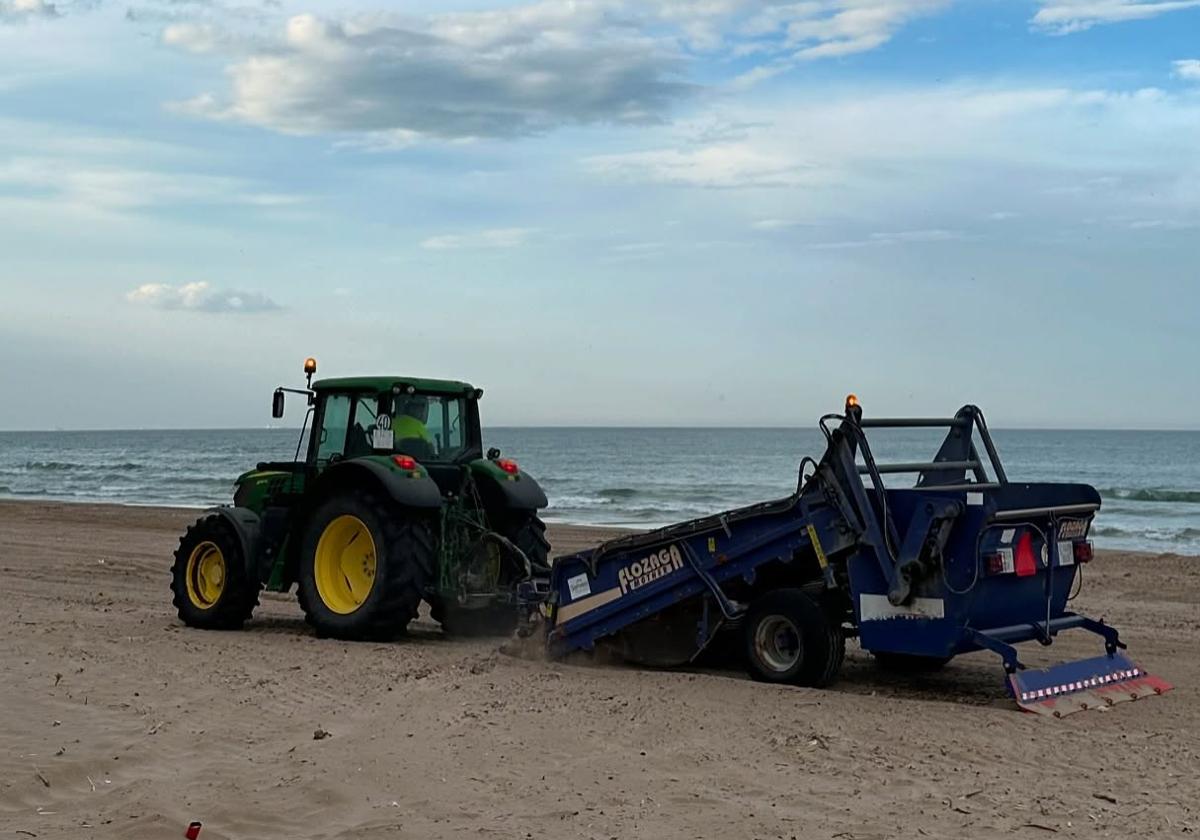 La limpieza de las playas de Sueca se alargará hasta después de Semana Santa