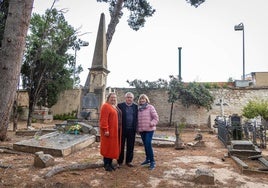 Tracy, Enrique y Pamela, ante el panteón de la familia Finck, en el Cementerio Británico de Valencia.
