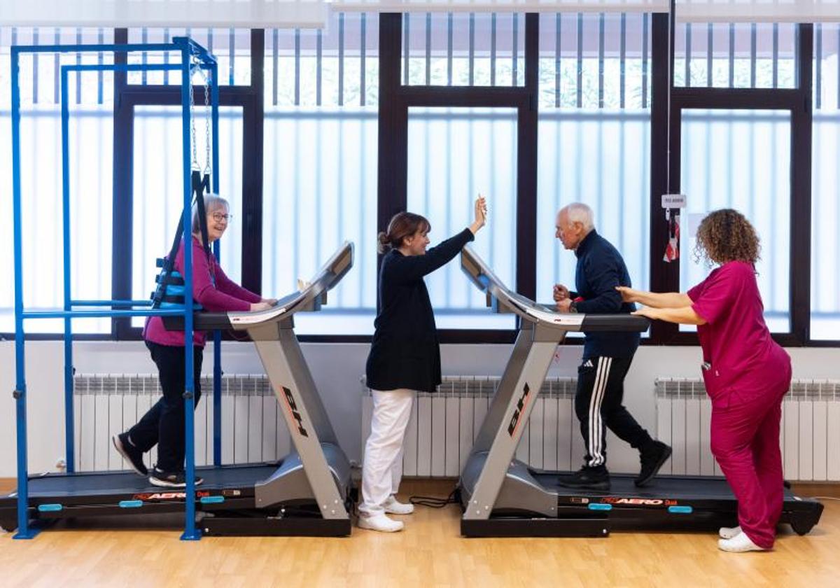 Enfermos de parkinson realizan rehabilitación, en una imagen de archivo.