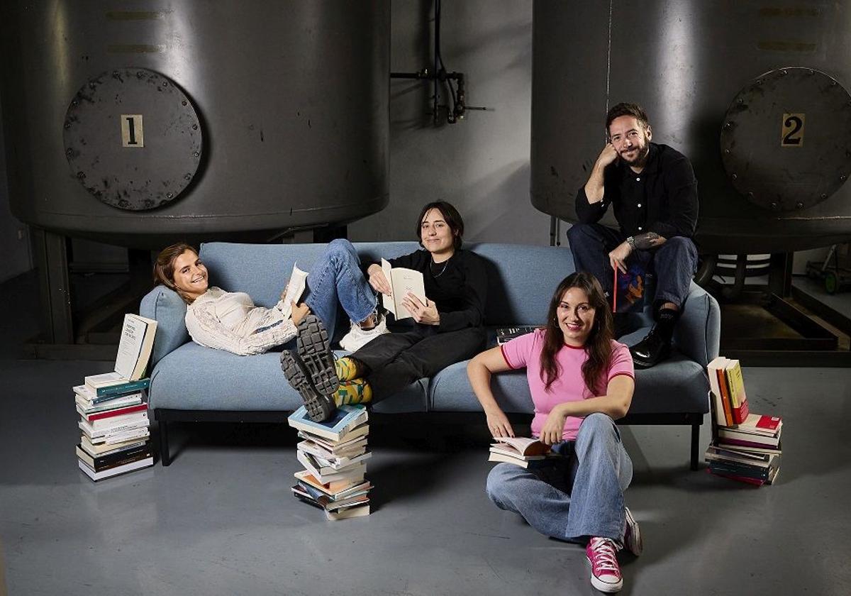 Los cuatro escritores en el sofá de LAS PROVINCIAS