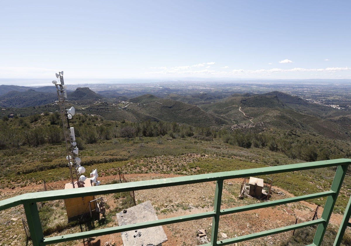 Imagen principal - La torre en Alto del Pino permite tener una gran visibilidad de la provincia de Valencia.