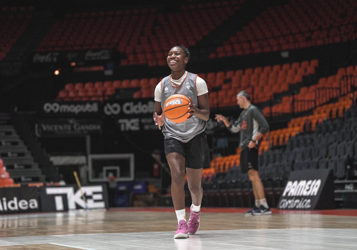 Mama Dembele en su primer entrenamiento.