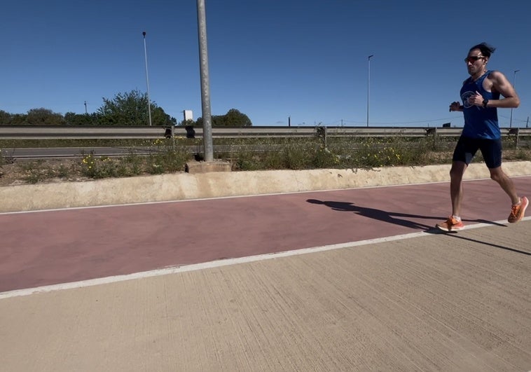 Un corredor, durante un entrenamiento en una mañana de abril.