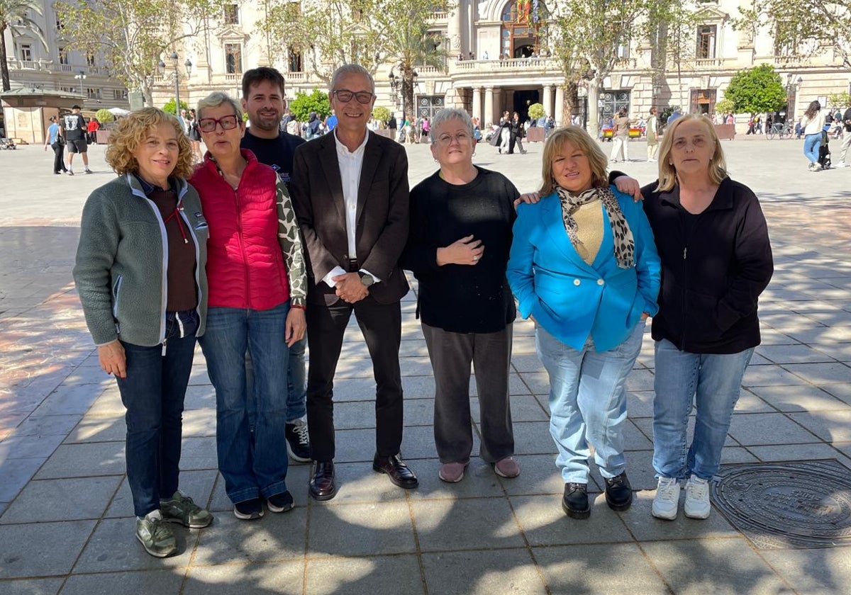 Ballester, en el centro, con las floristas de la plaza.
