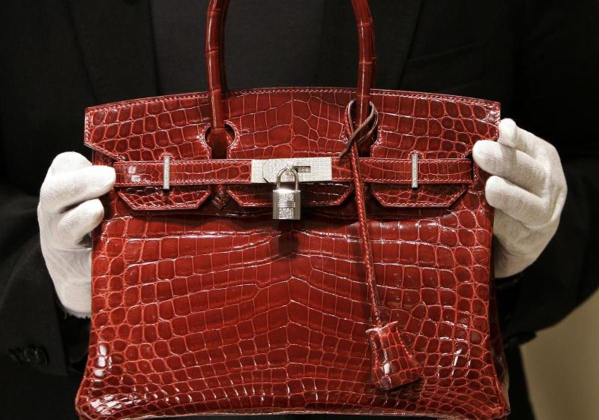 Un bolso Birkin de Hermès con estampado de cocodrilo, en una imagen de archivo.
