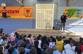 El actor ante un grupo de alumnos del colegio Les Vessanes.