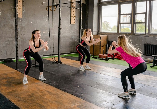 Mujeres, durante un entrenamiento en un gimnasio.