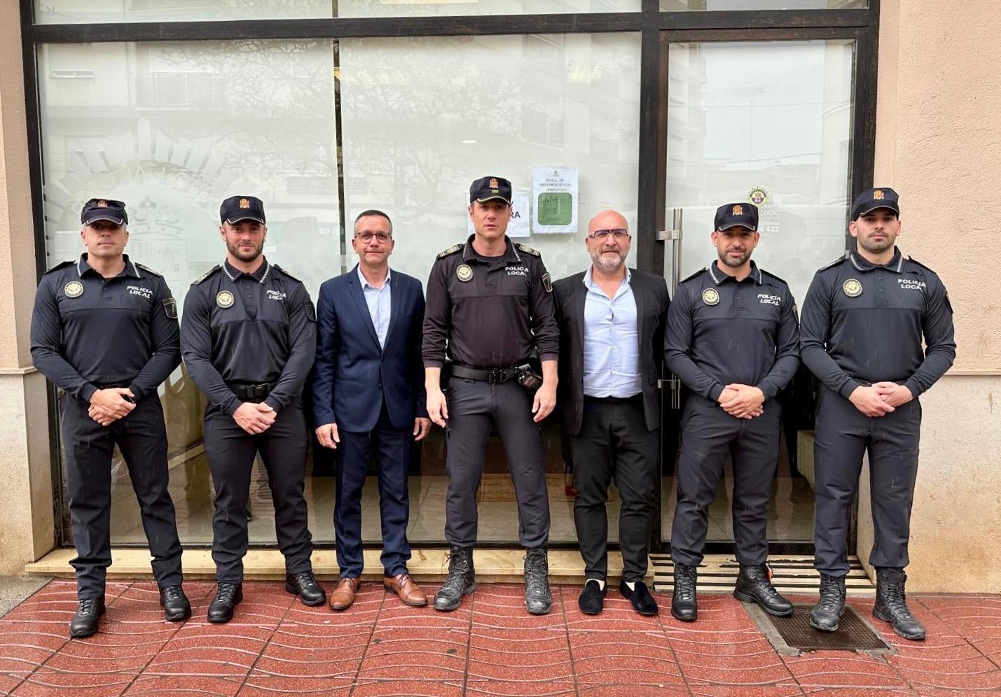 Los nuevos agentes, junto con el inspector jefe de la Policía, el alcalde y el teniente de alcalde.