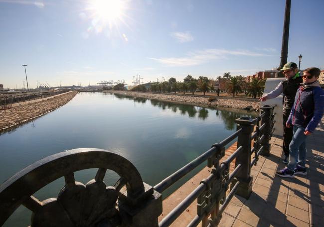 Dos viandantes se asoman por el puente de Astilleros.