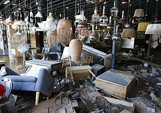 Interior de una tienda de muebles en uno de los polígonos industriales de la zona cero.