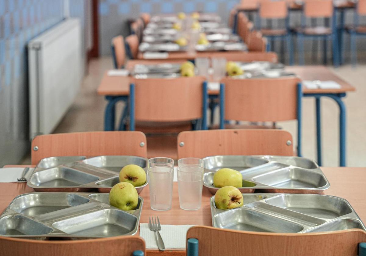 Bandejas con comida en un comedor de un centro de Infantil y Primaria.
