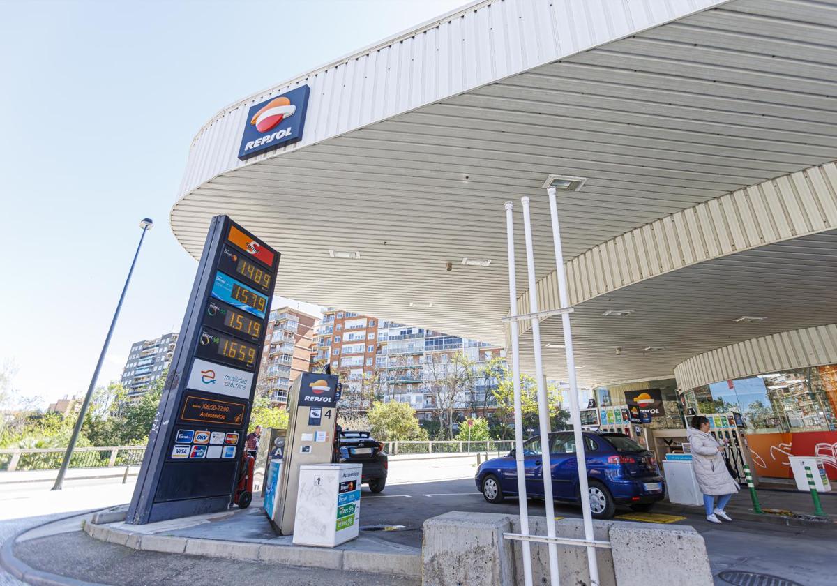 Una estación de servicio, con los precios en Semana Santa.