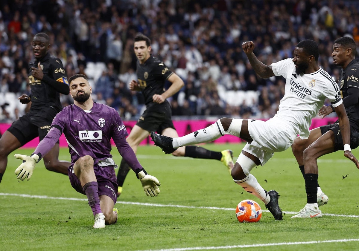 La remontada del Valencia se traduce en tres nominaciones a premios por parte de LaLiga