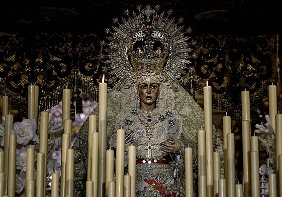 Virgen de la Macarena antes de que esta hermandad salga en procesión en la Madrugá sevillana.