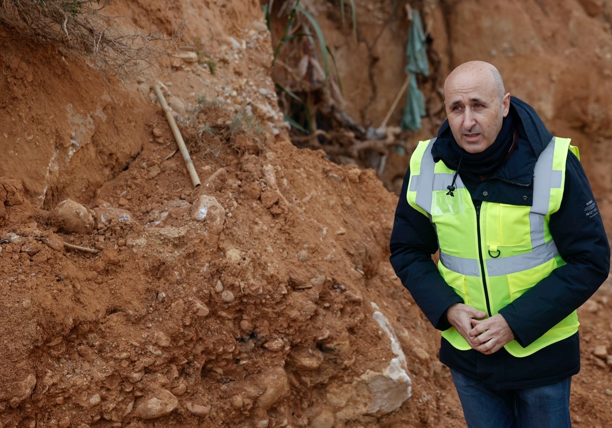 El presidente de la CHJ, Miguel Polo, visita una de las zonas afectadas por la dana.