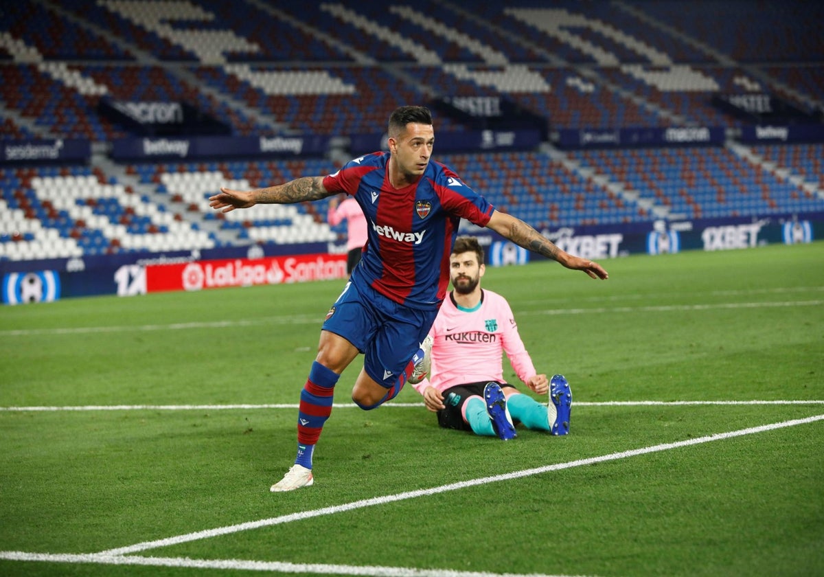 El ex del Levante e icónico delantero de LaLiga que disfruta haciendo goles en el fútbol de barro
