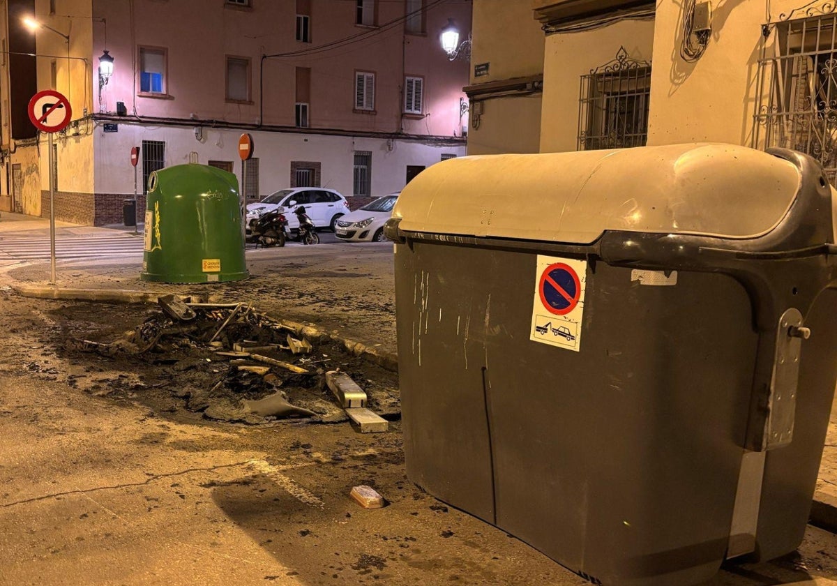 Un incendiario provoca el caos en Benicalap tras quemar ocho contenedores en menos de una hora