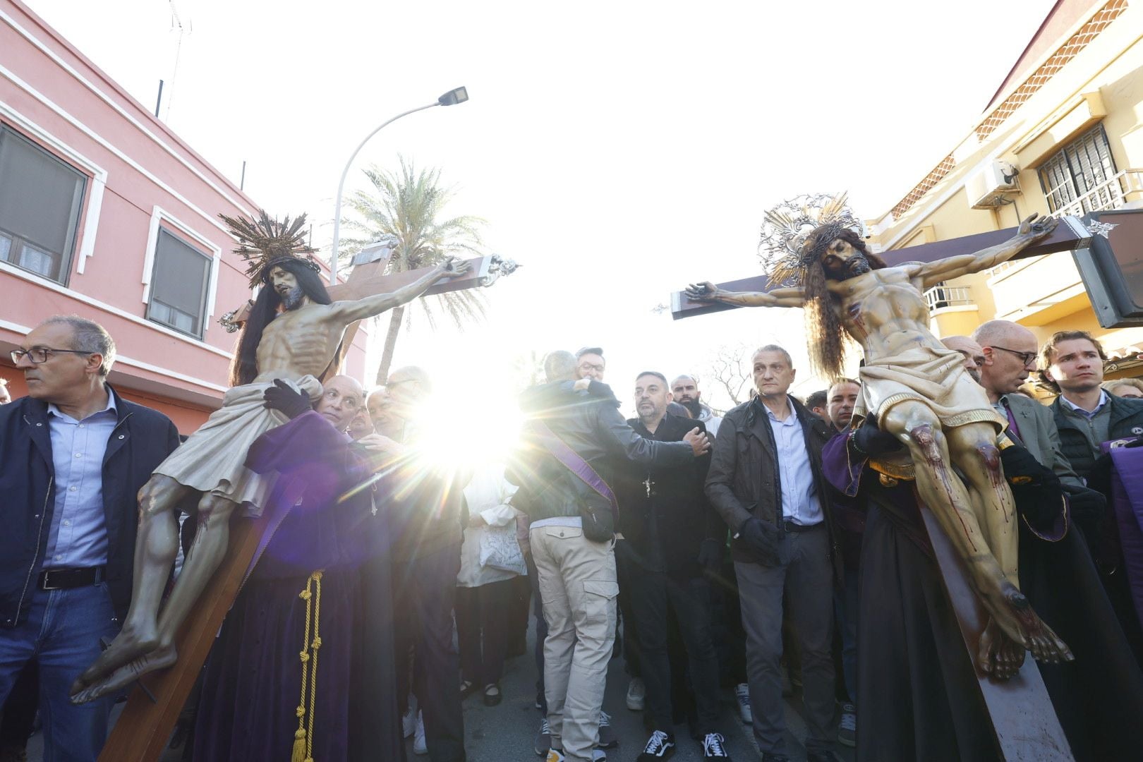 Las fotos del encuentro de los Cristos junto a la playa de Valencia