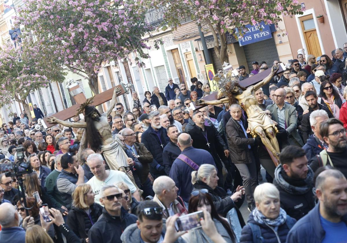 Las fotos del encuentro de los Cristos junto a la playa de Valencia