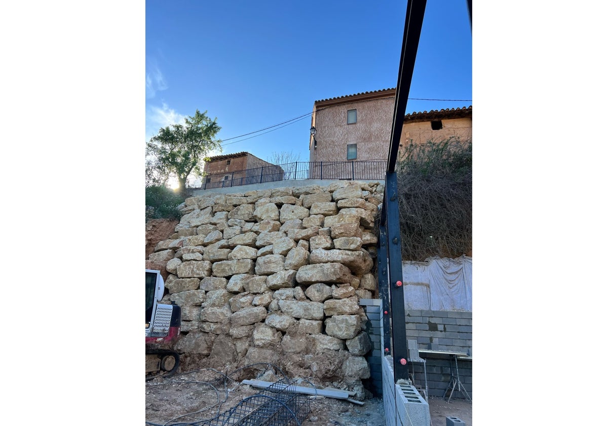 Casas Bajas reconstruye en solo 45 días la calle Castilla tras el derrumbe del muro de contención
