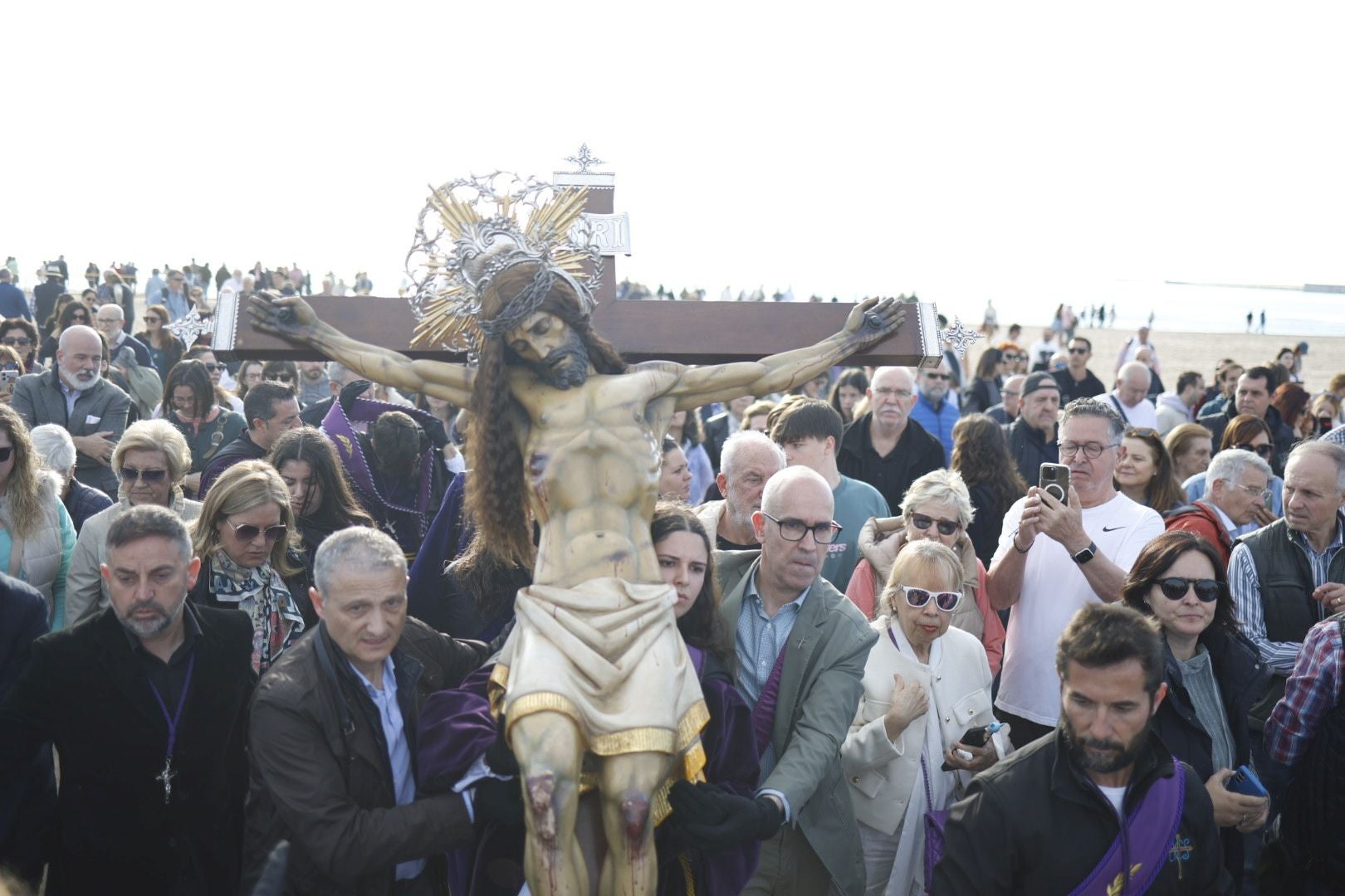 Las fotos del encuentro de los Cristos junto a la playa de Valencia