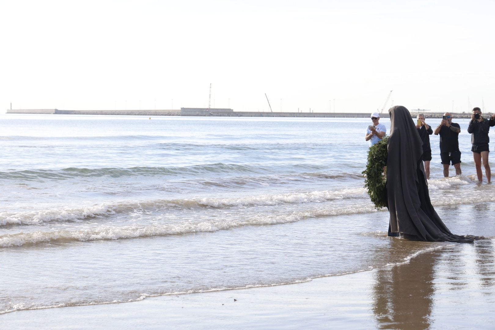 Las fotos del encuentro de los Cristos junto a la playa de Valencia