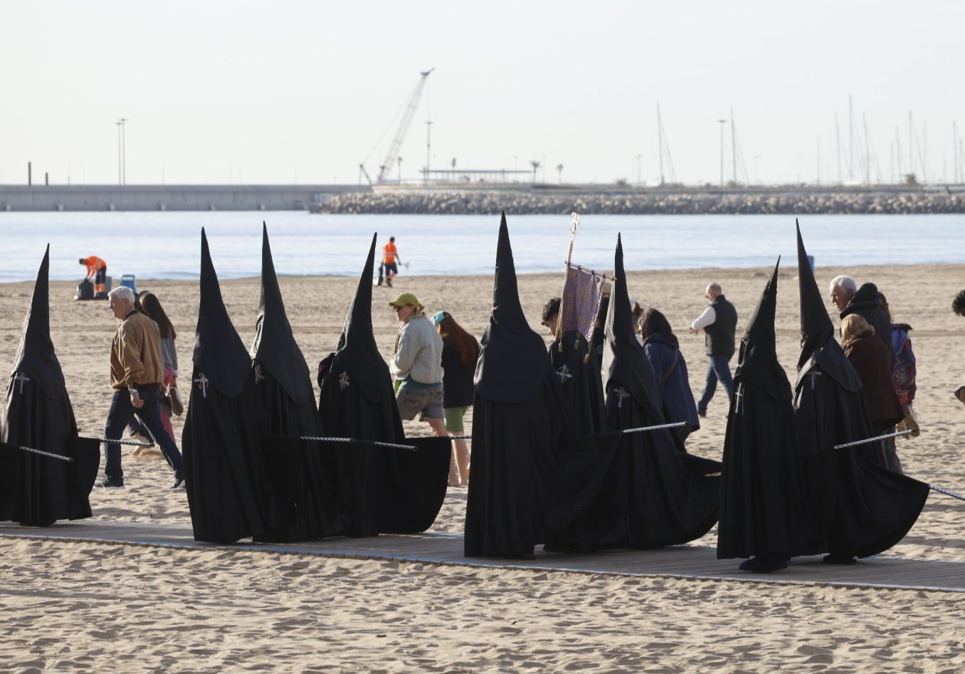 Las fotos del encuentro de los Cristos junto a la playa de Valencia