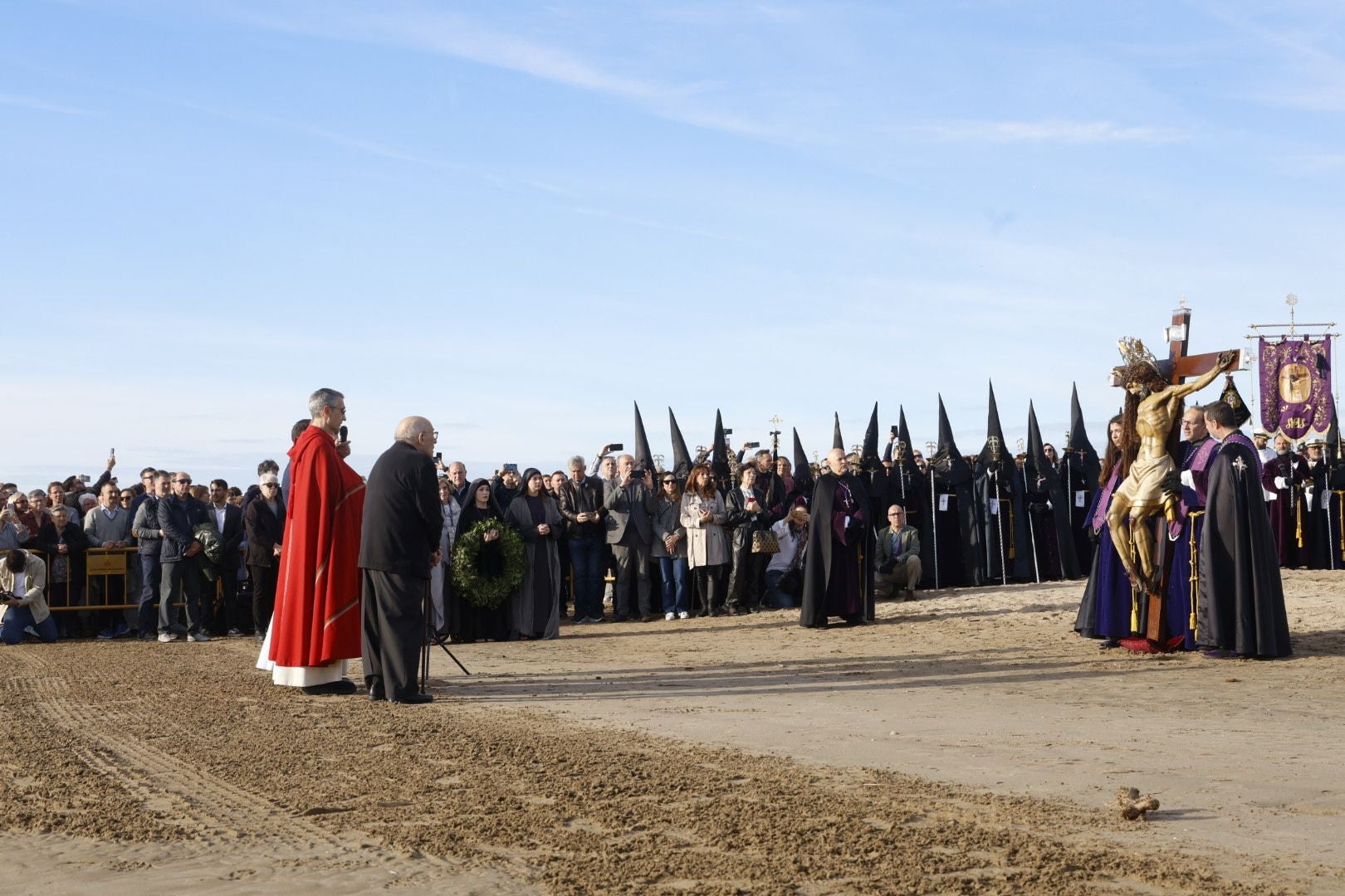 Las fotos del encuentro de los Cristos junto a la playa de Valencia