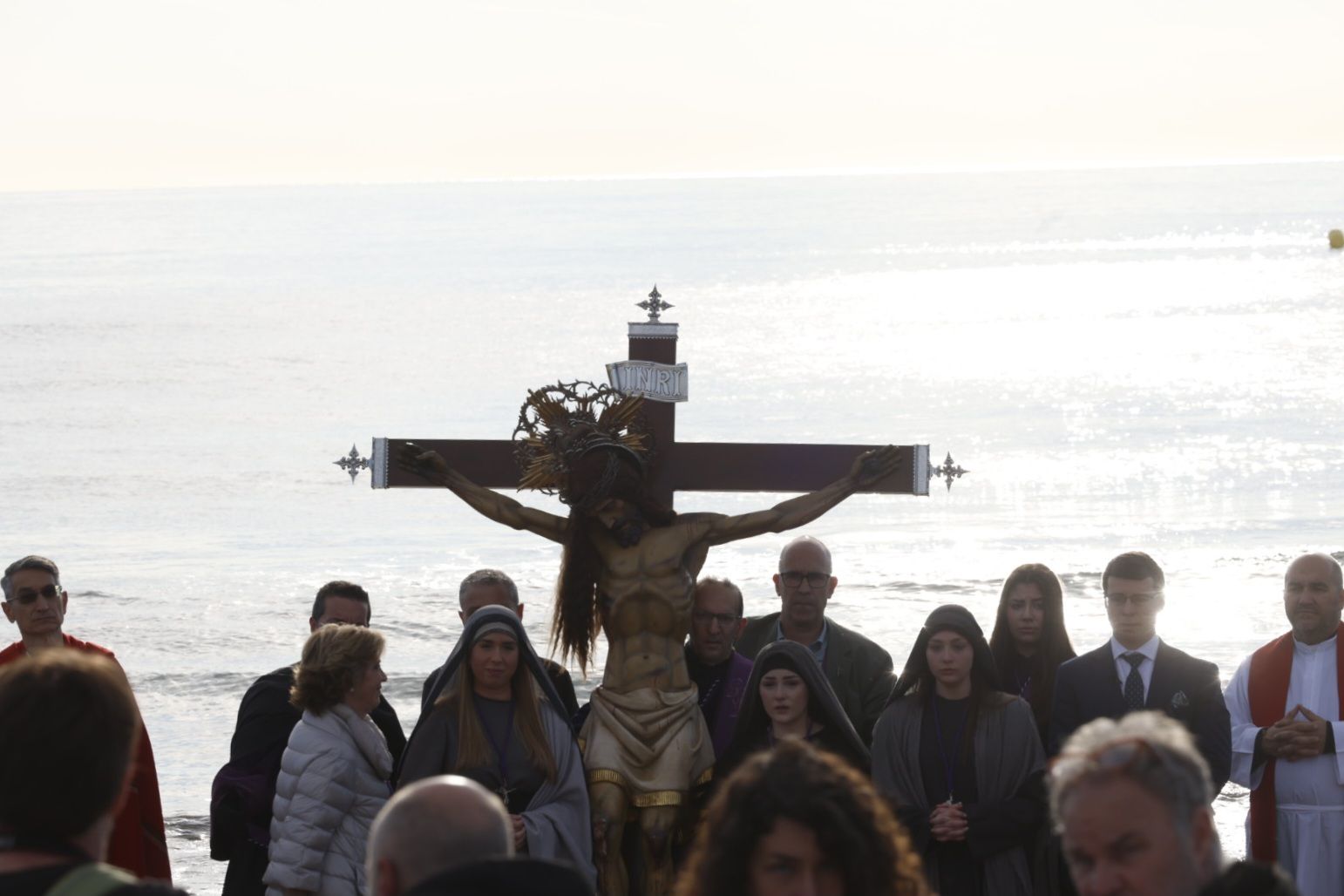 Las fotos del encuentro de los Cristos junto a la playa de Valencia