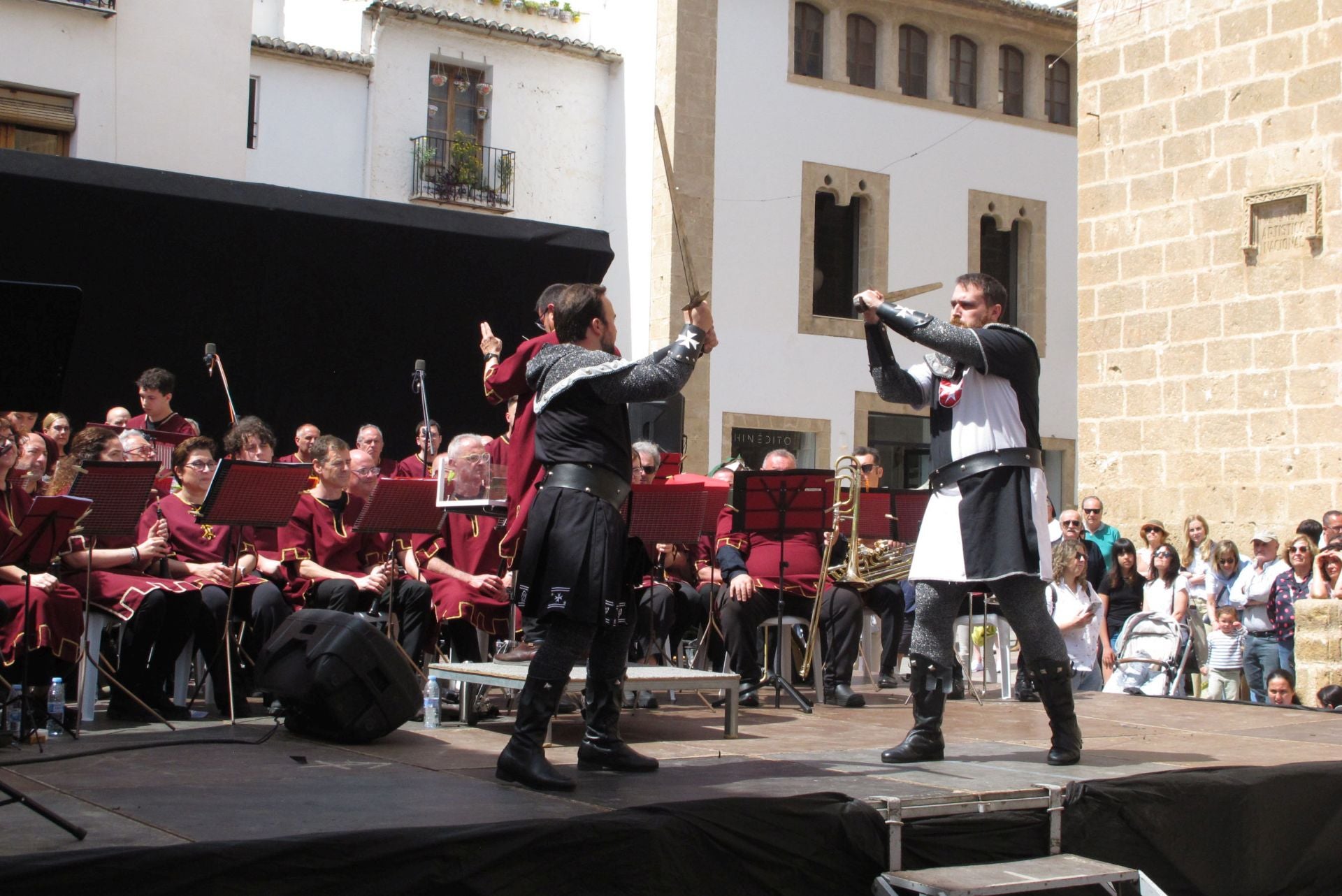 Imagen secundaria 2 - La inauguración de la feria, uno de los puestos y el espectáculos sobre Jaume I.