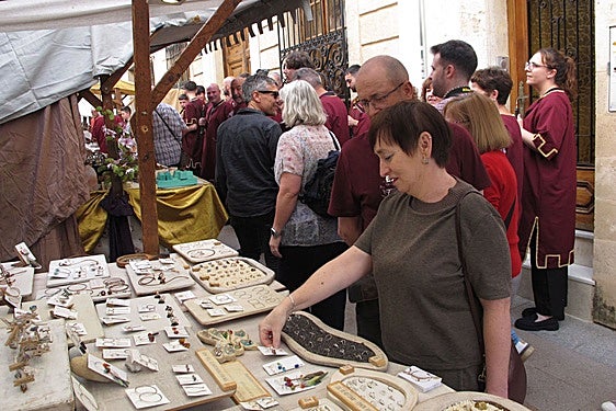 Los visitantes paseando por los puestos de la Fira d'Artesania.